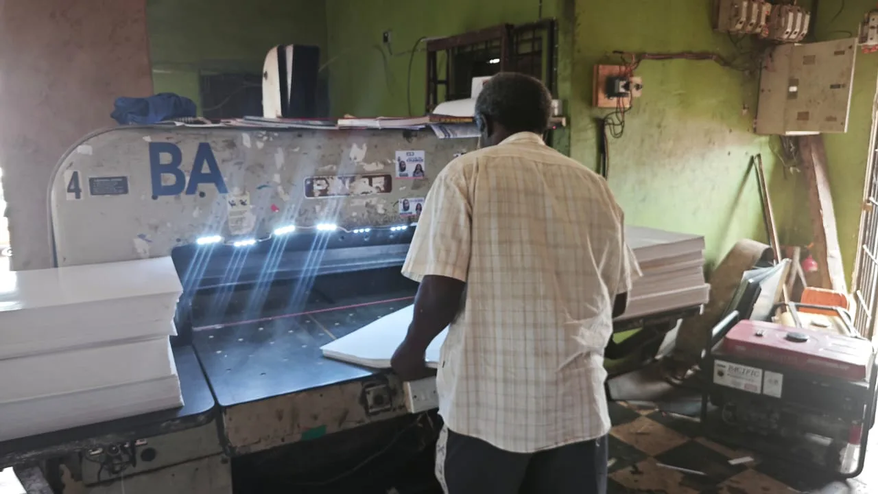 Precision paper guillotine cutter